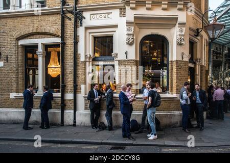 Gran Bretagna / Inghilterra /Londra /gente che beve fuori della Globe Tavern nel mercato Borough di Londra . Foto Stock