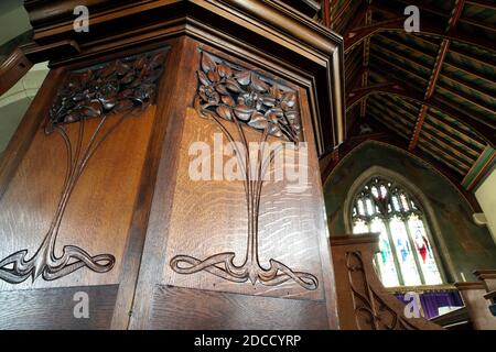 Un pulpito in stile liberty nella chiesa di San Giovanni Evangelista, Ashton Hayes, Cheshire. Pulpito progettato da Fred Crossley. Foto Stock