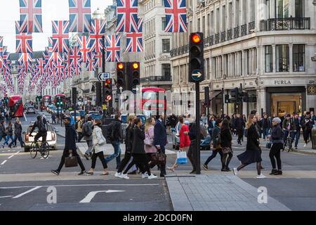 Gran Bretagna / Inghilterra /Londra /Regent Street è decked fuori in un po' di colore, davanti al Giubileo. Foto Stock