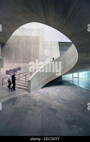 Architettura brutalista all'interno dell'ala Blavatnik della Tate Modern, Londra Foto Stock