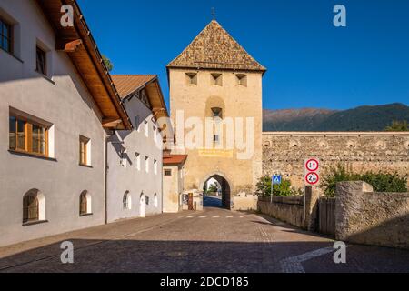 Glorenza, Italia - 18 settembre 2019: Una strada conduce verso una delle porte a torre del villaggio di Glorenza (Val Venosta, Alto Adige, Italia) Foto Stock