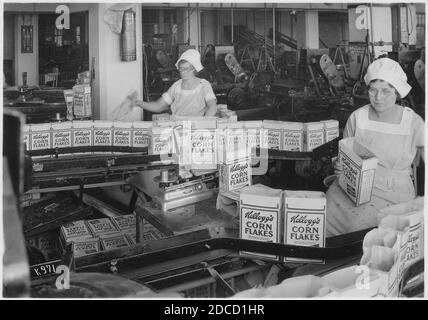 Società Kellogg. Donne ispezione scatole riempite di cereali prima delle scatole Vai al sigillatore (3903229587). Foto Stock