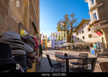 Glorenza, Italia - 18 settembre 2019: I turisti amano la piazza centrale del villaggio italiano di Glorenza (Val Venoste, Alto Adige, Italia) Foto Stock