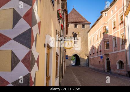 Glorenza, Italia - 18 settembre 2019: Una strada conduce verso una delle porte a torre del villaggio di Glorenza (Val Venosta, Alto Adige, Italia) Foto Stock