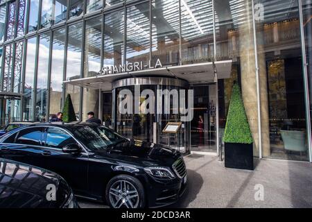 Gran Bretagna / Inghilterra /Londra / servizio di autista all'ingresso dell'hotel Shangri-la The Shard a Londra . Foto Stock