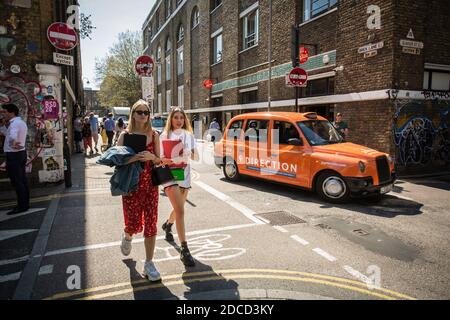 Gran Bretagna / Inghilterra /Londra / due giovani ragazze alla moda a Brick Lane, Londra. Foto Stock