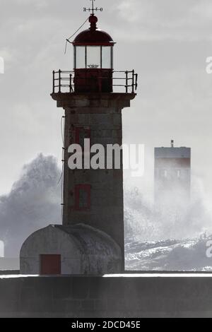 Vecchio faro retroilluminato e nuovo faro del fiume Douro bocca durante la tempesta Foto Stock