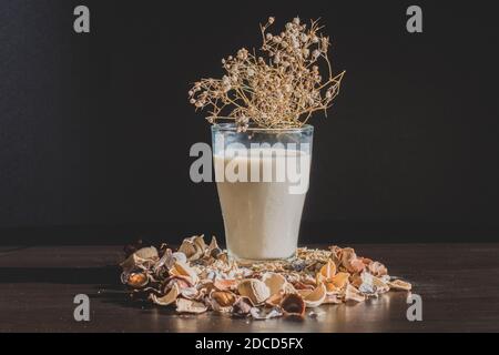 Colazione salutare servita al mattino con granaglie di mais, cereali interi e uvetta su sfondo scuro in stile vintage. Dieta sana nella mo Foto Stock