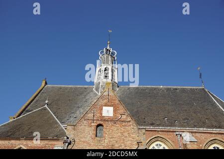 Tetto di una chiesa riformata con una torretta di cresta su di essa. Una parte che viene ricostruita dopo essere stata bruciata durante la Guerra d'Indipendenza olandese (1568–1648) Foto Stock