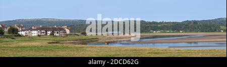 Treno Nord CAF classe 195 treno civico che passa Arnside, Cumbria che corre fuori dal viadotto riflesso nel fiume Kent Foto Stock