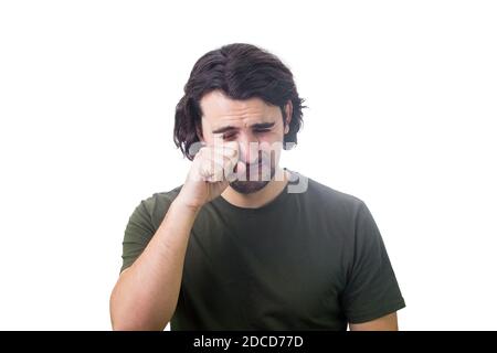 Ritratto di giovane disperato piangendo e strofinando le lacrime con la mano isolata su sfondo bianco. Insoddisfatto e deluso ragazzo sobbing e. Foto Stock