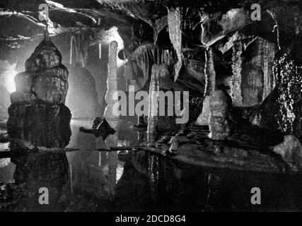 Stalattiti e stalagmiti, 1909 Foto Stock