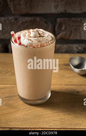 Gelato artigianale Milkshake al cioccolato con panna montata Foto Stock