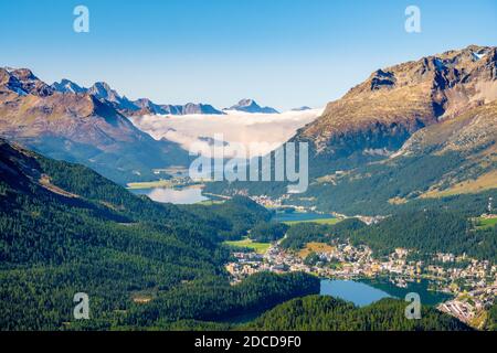 Vista panoramica da Muottas Muragl (Graubünden, Svizzera) dell'alta valle dell'Engadina e dei quattro laghi dell'alta Engadina Foto Stock