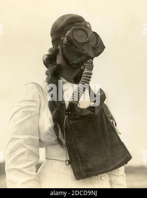 Infermiere dell'esercito in maschera a gas, prima guerra mondiale Foto Stock