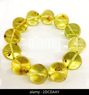 bracciale realizzato in grandi palline trasparenti tonde ambrate Foto Stock