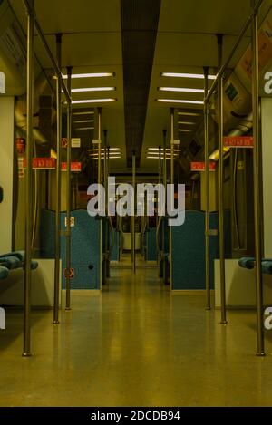 All'interno della S-Bahn di Berlino, in un treno, un vagone della S-Bahn di Berlino dall'interno Foto Stock
