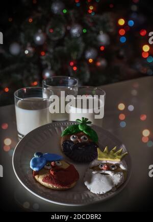 BISCOTTI E LATTE PER GLI UOMINI SAGGI DELL'ALBERO DI ORIENTE, re Melchior, Gaspar e Balthazar, portando regali ai bambini, A EPIFANIA Foto Stock