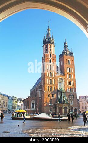 CRACOVIA, POLONIA - 04 GENNAIO 2011: Mariacki chiesa sulla piazza principale della città di Cracovia, Polonia Foto Stock