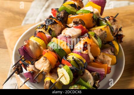 Spiedini di pollo alla griglia fatti in casa con verdure sane Foto Stock