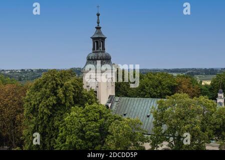 Chiesa della Trasfigurazione visto dal Castello Gotico dei Duchi Masoviani nel villaggio di Czersk vicino a Varsavia, Voivodato Masoviano in Polonia Foto Stock