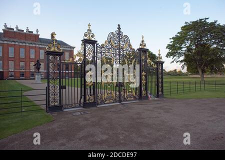 Kensington Palace situato nei Kensington Gardens, cancello decorativo. E' stata residenza della famiglia reale britannica dal 17th secolo. Foto Stock