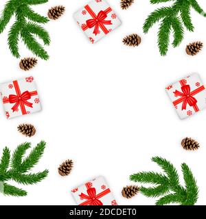 Rami di Natale con scatola regalo rossa piatto posare . Decorazioni di vacanza su bianco. Vista dall'alto e spazio di copia Foto Stock