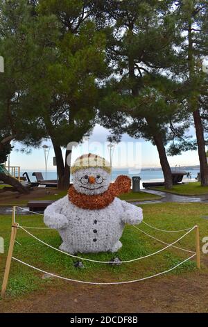 Sede di mercati alimentari e artigianali la Slovenia ha spirito festivo Nelle stazioni sciistiche innevate e porto di Capodistria Natale Installazione illuminazione scultura 3D Foto Stock