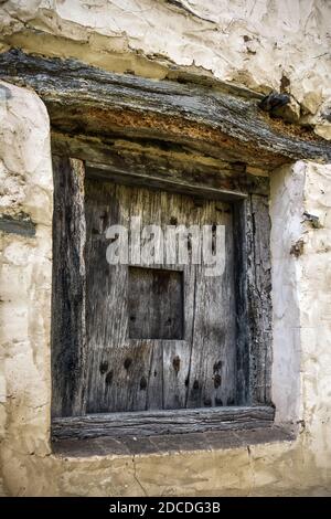 Finestra d'epoca, a 'Caserío', tipica casa in legno dei Paesi Baschi, in campagna in Spagna Foto Stock