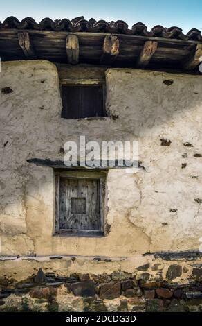 'Caserío', tipica casa in legno dei Paesi Baschi, in campagna in Spagna Foto Stock