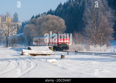 Locomotiva diesel 218 431-5 con pullman DB Regio sulle rotaie dell'Alb Svevo vicino a Grafeneck tra Münsingen e Marbach, Germania. Foto Stock