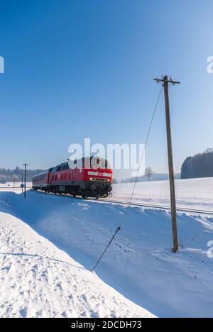 Locomotiva diesel 218 431-5 con pullman DB Regio sulle rotaie dell'Alb Svevo tra Gomadingen e Engstingen, Baden-Wurttemberg, Germania. Foto Stock