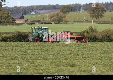 StrandHead Farm, Tarbolton, Ayrshire, Scotland 19 settembre 2020 Kuhn Merge Maxx Raking Machine in uso capovolgendo l'erba Foto Stock