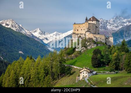 Montagne che circondano il castello di Tarasp, nel cantone di Graubünden (Engadin) Svizzera. Tarasp è un villaggio di Graubünden, in Svizzera Foto Stock