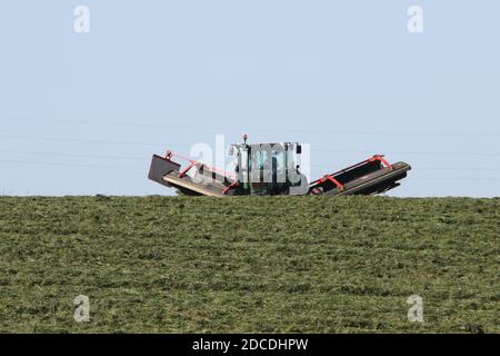 StrandHead Farm, Tarbolton, Ayrshire, Scotland 19 settembre 2020 Kuhn Merge Maxx Raking Machine in uso capovolgendo l'erba Foto Stock