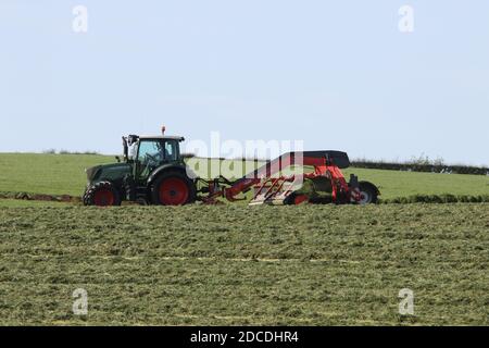 StrandHead Farm, Tarbolton, Ayrshire, Scotland 19 settembre 2020 Kuhn Merge Maxx Raking Machine in uso capovolgendo l'erba Foto Stock