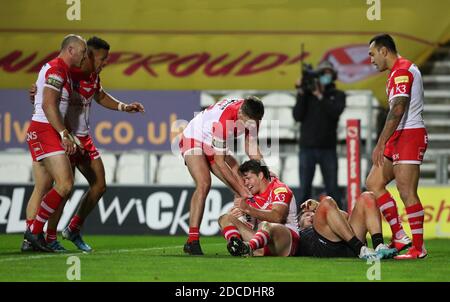 20 novembre 2020; Totally Wicked Stadium, Saint Helens, Merseyside, Inghilterra; betfred Super League Playoff Rugby, Saint Helens Saints contro Catalan Dragons; Lachlan Coote di St Helens celebra la sua 15 minuti di prova con i suoi compagni di squadra Credit: Action Plus Sports Images/Alamy Live News Foto Stock