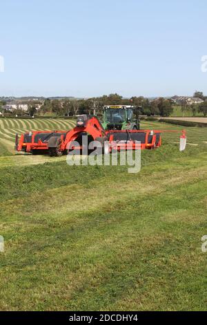 StrandHead Farm, Tarbolton, Ayrshire, Scotland 19 settembre 2020 Kuhn Merge Maxx Raking Machine in uso capovolgendo l'erba Foto Stock