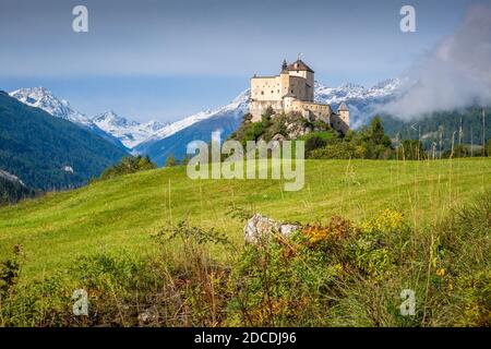 Montagne che circondano il castello di Tarasp, nel cantone di Graubünden (Engadin) Svizzera. Tarasp è un villaggio di Graubünden, in Svizzera Foto Stock