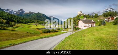 Montagne che circondano il castello di Tarasp, nel cantone di Graubünden (Engadin) Svizzera. Tarasp è un villaggio di Graubünden, in Svizzera Foto Stock