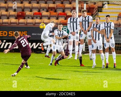 Dunfermline, Scozia, Regno Unito. Il 20 novembre 2020 Stephen Kingsley of Hearts ha colpito il calcio di punizione appena ampio durante la partita del Campionato Scozzese contro Dunfermline V Hearts all'East End Park Stadium. Credit: Alan Rennie/Alamy Live News Foto Stock