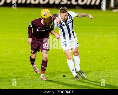 Dunfermline, Scozia, Regno Unito. 20 novembre 2020 Liam Boyce of Hearts e Euan Murray of Dunfermline si sfidano per il possesso della palla durante la partita del Campionato Scozzese contro i cuori Dunfermline V all'East End Park Stadium. Credit: Alan Rennie/Alamy Live News Foto Stock