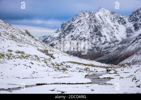 La neve si è abbattuta durante la fine dell'estate, all'inizio dell'autunno al Passo Flüela (Svizzera). Si tratta di un passo di alta montagna nelle Alpi svizzere a Graubünden Foto Stock