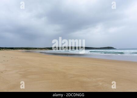 Ampia spiaggia e faro di Valdovino in Galizia Foto Stock