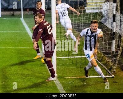 Dunfermline, Scozia, Regno Unito. Il 20 novembre 2020 Euan Murray di Dunfermline festeggia dopo aver segnato il secondo gol per Dunfermline durante la partita del Campionato Scozzese contro Dunfermline V Hearts all'East End Park Stadium. Credit: Alan Rennie/Alamy Live News Foto Stock