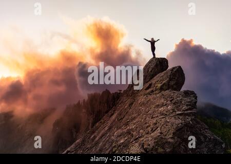 Ragazza avventurosa sulla cima di una montagna Foto Stock