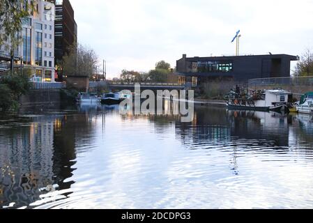 Regents Canal sotto il sole invernale nel tardo pomeriggio, a Kings Cross, a nord di Londra, Regno Unito Foto Stock