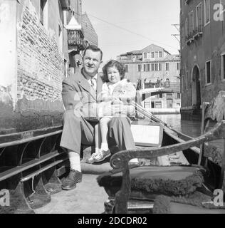 Viaggiatori americani Touring Venezia in gondola, anni '50, Italia Foto Stock