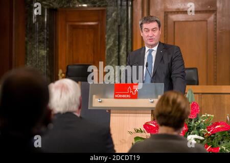 Norimberga, Germania. 20 Nov 2020. Markus Söder (CSU), primo ministro della Baviera, interviene alla cerimonia del 75° anniversario dell'inizio dei processi per crimini di guerra di Norimberga nella Sala 600 del Palazzo di Giustizia di Norimberga. Credit: Daniel Karmann/dpa-Pool/dpa/Alamy Live News Foto Stock