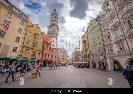 Innsbruck, Austria - 25 settembre 2019: In un giorno piovoso di settembre, turisti e residenti stanno attraversando la famosa piazza Altstadt nella città di Innsb Foto Stock